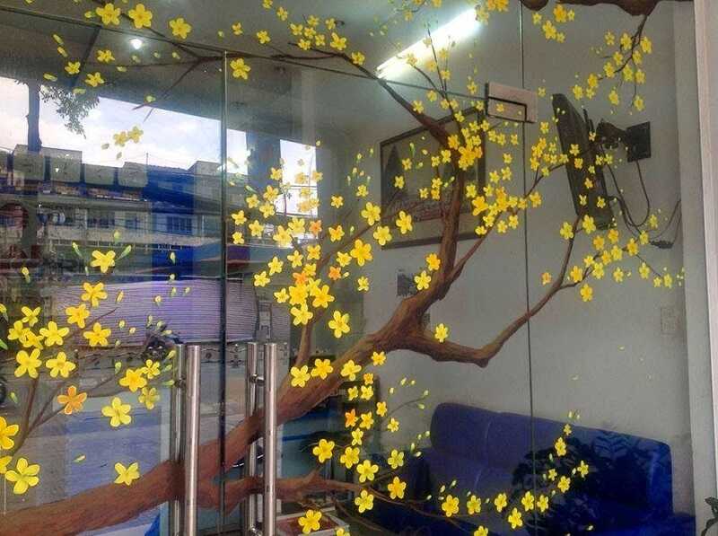 mẫu trang trí hoa mai trên cửa kính